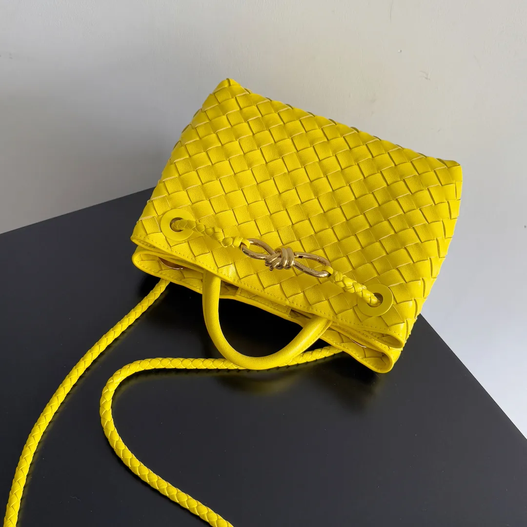 The 2023 new Andiamo batch of 1860 BV has been shipped‼ ️Really popular🔥The new Andiamo woven handbag launched by Bottega Veneta this season is really popular all over the world! ! Celebrities at home and abroad have worn it, and Oscar-winning actress Michelle Yeoh has taken it out on the street. Song Jia, Trai Yara, Yu Feihong, Sanji Ayaka, Rosie Hunting-Whiteley, Yoshioka Riho, etc. have all picked up this bag. It is classic and versatile, showing off its temperament, and the bag capacity is also large, which is very convenient for daily commuting! ! A variety of carrying methods, the shoulder straps can be adjusted by yourself, the original lambskin feels soft and delicate, and the unisex style breaks gender boundaries and brings a more practical and longer-lasting use experience. Andiamo, which has both elegant and casual styles, perfectly interprets the true appearance of "fashionable old money style". Style number: 743568 Size: 25*22*10.5cm